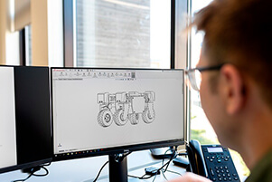 Estudiante de ingeniería revisando un proyecto técnico en computadora